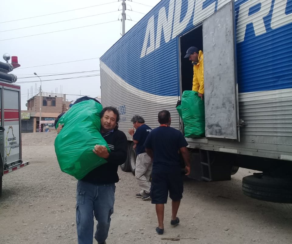 Colaborando en el armado del Bivouac de Moquegua